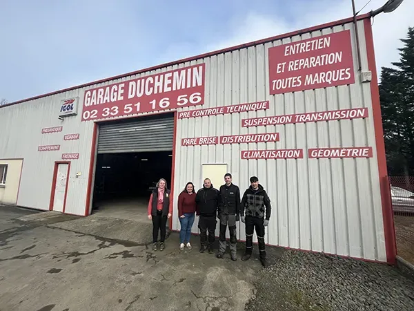 quipe devant le garage